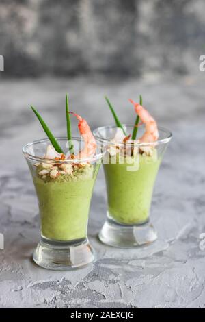 Avocado- und grüner Apfel Mousse mit Garnelen und Mandeln. Teil Vorspeise für ein Buffet oder Bankett in ein Glas. Stockfoto