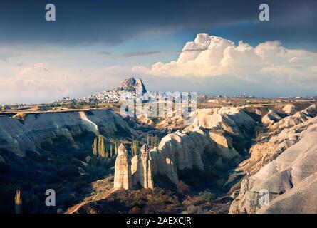April Morgen im Canyon in der Nähe der berühmten Kappadokien Dorf Uchisar, Bezirk von Nevsehir Provinz im Central Anatolia Region der Türkei, Asien. Stockfoto
