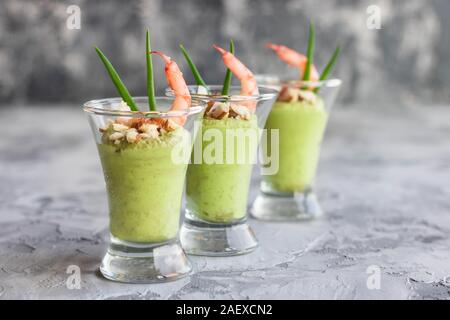 Avocado- und grüner Apfel Mousse mit Garnelen und Mandeln. Teil Vorspeise für ein Buffet oder Bankett in ein Glas. Stockfoto