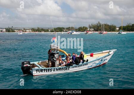 Cliff Sharker Boot in Barbados in der Karibik. Das kleine Boot verpflichtet sich Schildkröten und Wrack Touren in das Meer aus Barbados. Stockfoto