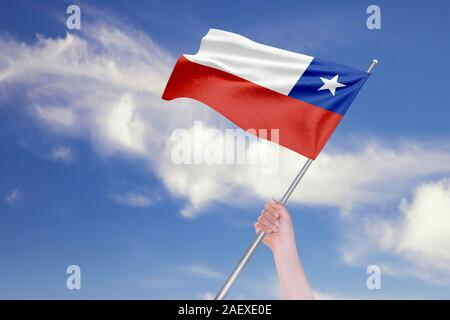 Weibliche hand winkt chilenischer Flagge gegen den blauen Himmel mit Wolken. Realistische Spiegelungen und Texturen mit hoher Auflösung. 3D-Rendering. Stockfoto