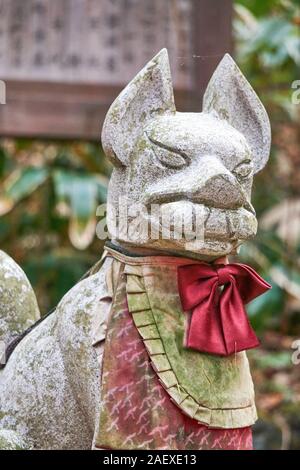 Vor dem Kusatsu Anamori-Schrein im Sainokawara Park in Kusatsu, Gunma, Japan, steht eine kitsune (Fuchs)-Statue. Stockfoto