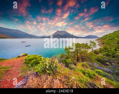 Malerischen mediterranen Seenlandschaft in der Türkei. Farbenfrohe Frühling Sonnenaufgang in Adrasan Bucht mit Blick von Moses Berg. Bezirk von Kemer, Antalya Provinz. Stockfoto