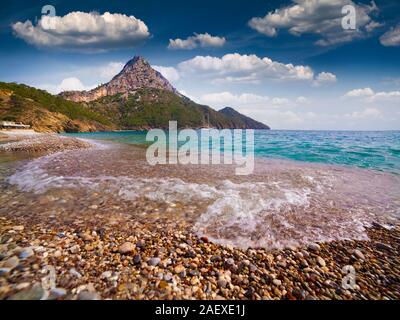 Malerischen mediterranen Seenlandschaft in der Türkei. Sonniger Frühlingstag in Adrasan Strand mit Blick auf Mose Berg. Künstlerischen Stil nachbearbeitete Foto. Stockfoto