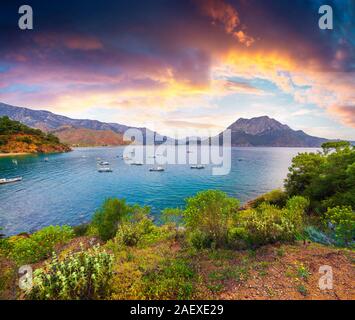 Malerischen mediterranen Seenlandschaft in der Türkei. Farbenfrohe Frühling Sonnenaufgang in Adrasan Bucht mit Blick von Moses Berg. Bezirk von Kemer, Antalya Provinz. Stockfoto