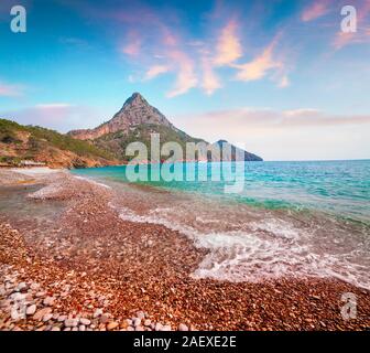 Malerischen mediterranen Seenlandschaft in der Türkei. Farbenfrohe Frühling Sonnenaufgang auf Adrasan Strand mit Blick auf Mose Berg. Bezirk von Kemer, Antalya Provinz Stockfoto