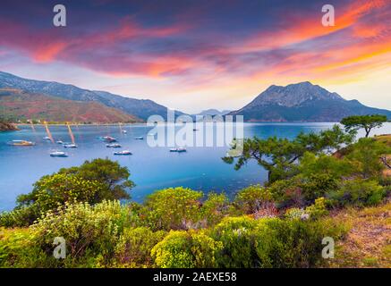 Malerischen mediterranen Seenlandschaft in der Türkei. Farbenfrohe Frühling Sonnenaufgang in Adrasan Bucht mit Blick von Moses Berg. Bezirk von Kemer, Antalya Provinz. Stockfoto