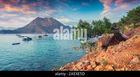 Malerischen mediterranen Seenlandschaft in der Türkei. bunte Frühjahr Sonnenuntergang in Adrasan Bucht mit Blick von Moses Berg. Künstlerischen Stil nachbearbeitete Foto. Stockfoto
