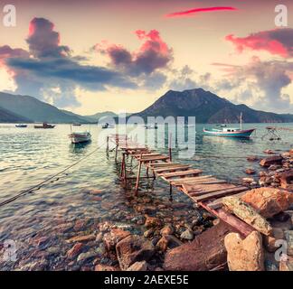Malerischen mediterranen Seenlandschaft in der Türkei. Bunte Frühjahr Sonnenuntergang in Adrasan Bucht mit Blick von Moses Berg. Künstlerischen Stil nachbearbeitete Foto. Stockfoto