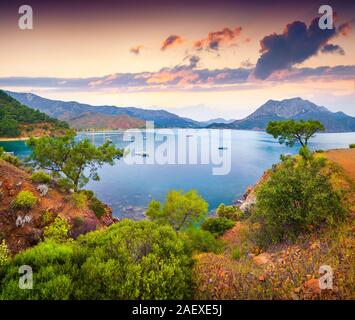 Malerischen mediterranen Seenlandschaft in der Türkei. Farbenfrohe Frühling Sonnenaufgang in Adrasan Bucht mit Blick von Moses Berg. Bezirk von Kemer, Antalya Provinz. Stockfoto