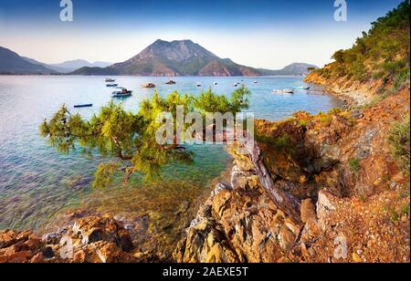 Malerischen mediterranen Seenlandschaft in der Türkei. Sonnige Frühling Morgen in Adrasan Bucht mit Blick von Moses Berg. Künstlerischen Stil nachbearbeitete Foto. Stockfoto