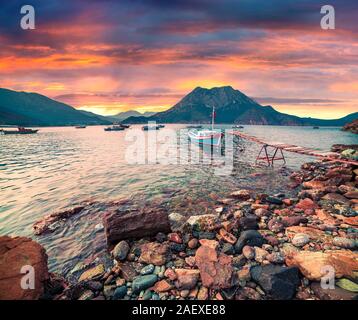 Malerischen mediterranen Seenlandschaft in der Türkei. Bunte Frühjahr Sonnenuntergang in Adrasan Bucht mit Blick von Moses Berg. Künstlerischen Stil nachbearbeitete Foto. Stockfoto