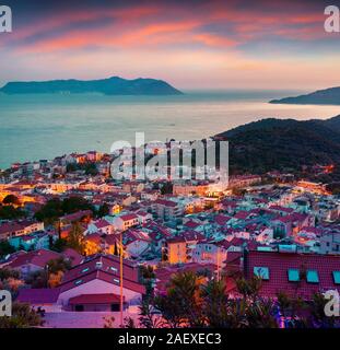 Ansicht aus der Vogelperspektive der Kas Stadt, Bezirk der Provinz Antalya in der Türkei, Asien. Bunte Frühjahr Sonnenuntergang in kleinen mediterranen Yachting und Tou Stockfoto