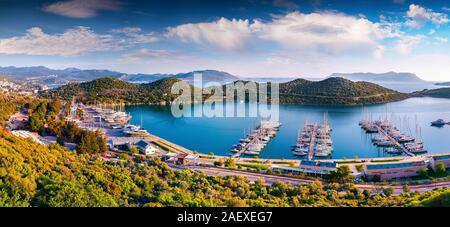 Ansicht aus der Vogelperspektive der Kas Stadt, Bezirk der Provinz Antalya in der Türkei, Asien. Farbenfrohe Frühling Panorama der kleinen mediterranen Yachting und t Stockfoto