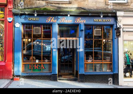 Der Bogen Bar auf der Westseite der Bug in der Altstadt von Edinburgh, Schottland, Großbritannien Stockfoto