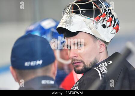 Pilsen, Tschechische Republik. 11 Dez, 2019. Marek Langhamer besucht eine Schulung der National Ice Hockey Team der Tschechischen Männer vor dem Channel One Cup Turnier, Teil der Euro Hockey Tour in Pilsen, Tschechische Republik, am 11. Dezember 2019. Credit: Miroslav Chaloupka/CTK Photo/Alamy leben Nachrichten Stockfoto