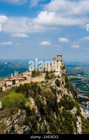 Ansicht der Guaita Festung auf dem Monte Titano, bergige Landschaft in der Ferne Stockfoto