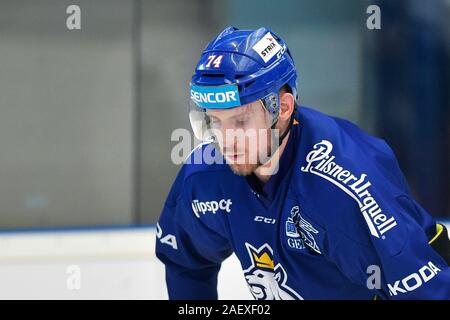 Pilsen, Tschechische Republik. 11 Dez, 2019. Ondrej Vitasek besucht eine Schulung der National Ice Hockey Team der Tschechischen Männer vor dem Channel One Cup Turnier, Teil der Euro Hockey Tour in Pilsen, Tschechische Republik, am 11. Dezember 2019. Credit: Miroslav Chaloupka/CTK Photo/Alamy leben Nachrichten Stockfoto