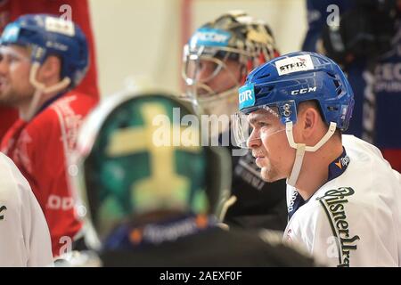 Pilsen, Tschechische Republik. 11 Dez, 2019. Lenc Radan, rechts, besucht eine Schulung der National Ice Hockey Team der Tschechischen Männer vor dem Channel One Cup Turnier, Teil der Euro Hockey Tour in Pilsen, Tschechische Republik, am 11. Dezember 2019. Credit: Miroslav Chaloupka/CTK Photo/Alamy leben Nachrichten Stockfoto