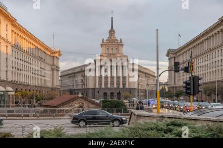 Die Kommunistische Partei Haus, Sofia, Bulgarien. Nachdem die sowjetischen Hauptquartier, gab es eine riesige rote Stern auf dem Dach. Jetzt durch die bulgarische Flagge ersetzt. Stockfoto