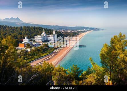 Malerischen mediterranen Seenlandschaft in der Türkei. Blick auf das Dorf, Bezirk von Tekirova Kemer, Provinz Antalya. Künstlerischen Stil nachbearbeitete Foto. Stockfoto