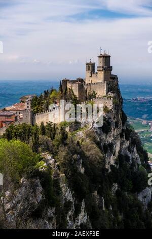 Ansicht der Guaita Festung auf dem Monte Titano, bergige Landschaft in der Ferne Stockfoto