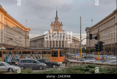 Die Kommunistische Partei Haus, Sofia, Bulgarien. Nachdem die sowjetischen Hauptquartier, gab es eine riesige rote Stern auf dem Dach. Jetzt durch die bulgarische Flagge ersetzt. Stockfoto