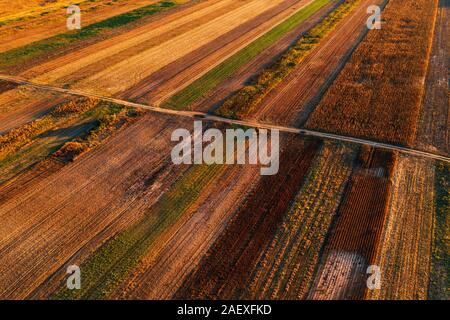 Farbenfrohen Landschaft patchwork Hintergrund, landwirtschaftlich genutzte Feld als abstraktes Muster im Herbst Sonnenuntergang, Luftaufnahme von Drone pov Stockfoto