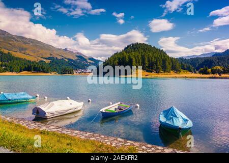 Kleine Boote auf dem Champferersee See. Fase, Dorf an einem sonnigen Sommertag. Alpen, Schweiz, Europa. Stockfoto