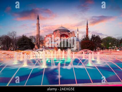 Bunte Frühjahr Sonnenuntergang in Sultan Ahmet Park in Istanbul, Türkei, Europa. Bunte Brunnen auf dem Hintergrund der Ayasofya (Hagia Sophia). Ar Stockfoto