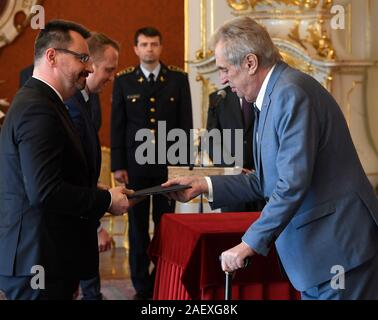 Prag, Tschechische Republik. 11 Dez, 2019. Der tschechische Präsident Milos Zeman, rechts, Namen Lubos Dorfl, Links, dem Vorsitzenden des Prager High Court, am 11. Dezember 2019, in Prag, Tschechische Republik. Quelle: Michal Krumphanzl/CTK Photo/Alamy leben Nachrichten Stockfoto