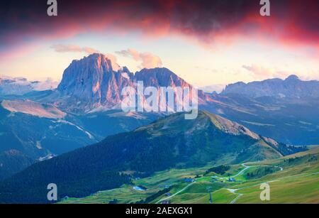 Farbenfrohe Sommer Sonnenuntergang auf den Langkofel (Langkofel) Group, Valley Gardena. Nationalpark der Dolomiten, Südtirol. Lage St. Ulrich, St. Christina und Se Stockfoto