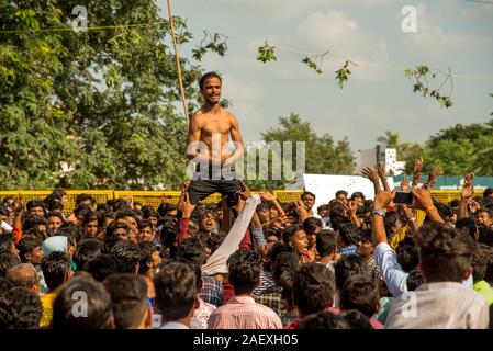 AMRAVATI, MAHARASHTRA, Indien - 8. SEPTEMBER 2018: die Masse der jungen Menschen Spaß und Tanz in der "Govinda" an Dahi Handi festival Gott K zu feiern. Stockfoto