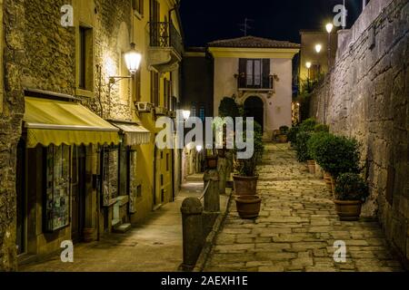 Straßenszene in den alten Teil der Stadt in der Nacht mit Häusern, Gassen und laterns Stockfoto