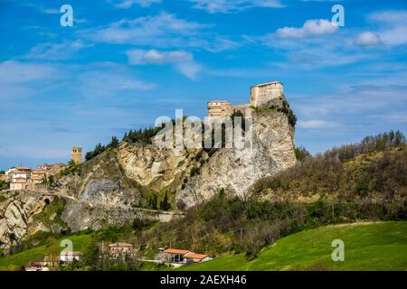 Die große Festung (Rocca) von San Leo ist auf einem Felsen Klippe Stockfoto