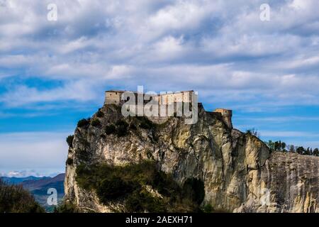 Die große Festung (Rocca) von San Leo ist auf einem Felsen Klippe Stockfoto