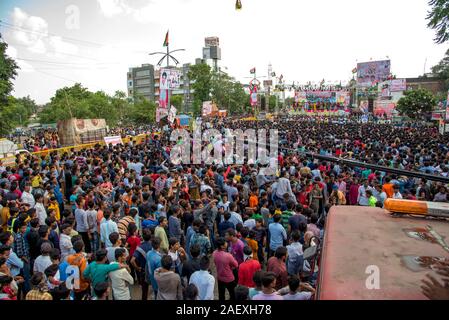 AMRAVATI, MAHARASHTRA, Indien - 8. SEPTEMBER 2018: die Masse der jungen Menschen Spaß und Tanz in der "Govinda" an Dahi Handi festival Gott K zu feiern. Stockfoto