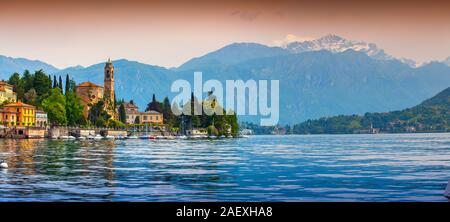 Blick auf die Stadt Grosseto, Via Statale, Tremezzo CO, Alpen, Italien. Bunter Abend auf dem Comer See, Geolocation 45.982351, 9.219718 Stockfoto