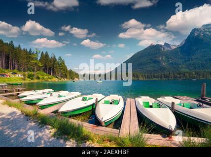 Bootssteg am See Hintersee in den österreichischen Alpen. Österreich, Europa. Stockfoto