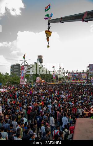 AMRAVATI, MAHARASHTRA, Indien - 8. SEPTEMBER 2018: die Masse der jungen Menschen Spaß und Tanz in der "Govinda" an Dahi Handi festival Gott K zu feiern. Stockfoto