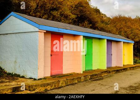 Bunten Holzhütten am Folkstone in Kent, UK gesehen. Genommen 7. Dez 2019. Stockfoto