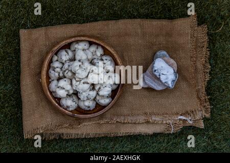 Thai Shortbread Cookies (thailändisches Dessert), Kanom Kleeb Lum Duen auf sackleinen Stoff Hintergrund, Ansicht von oben. Stockfoto