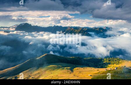 Sonniger Morgen in den nebligen Val di Fassa. Blick vom Sellajoch. Dolomiten, Südtirol, Italien, Europa. Stockfoto