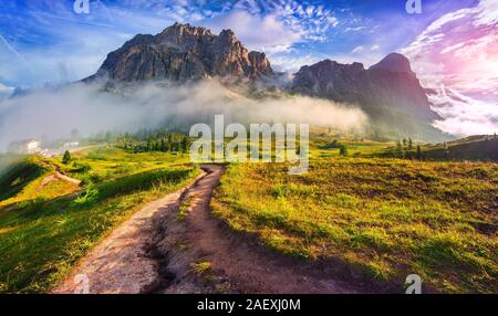 Tofane Bergkette bei Sunny nebeliger Morgen. Blick vom Falzarego Pass. Dolomiten, Italien, Europa. Stockfoto