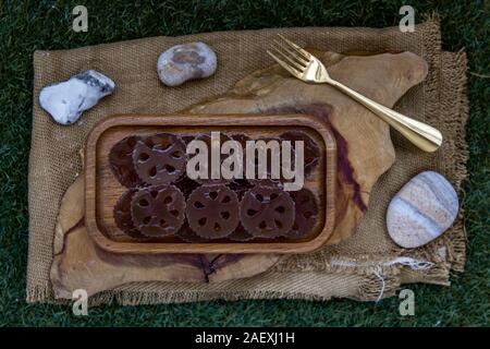 Bael Frucht Gelee ist köstlich, Nachtisch ist alles heilen, wenn sie Blues fühlen, thailändisches Dessert, Ansicht von oben. Stockfoto