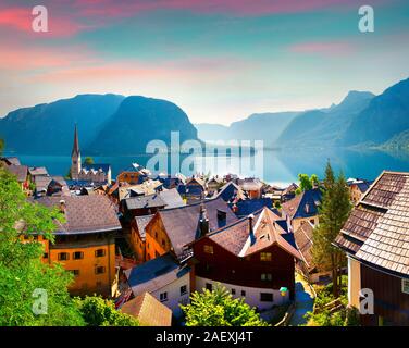 Bunte Sommermorgen in der Hallstatt Dorf in den österreichischen Alpen. Maria am Berg Kirche und Hallstattersee See, Österreich, Europa. Stockfoto