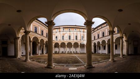 Panoramablick auf die Arkaden im Innenhof des Palazzo Ducale Stockfoto