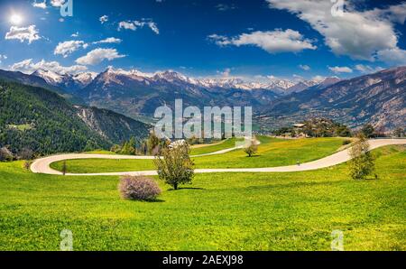 Farbenfrohe Frühling Morgen auf dem Dorf Guillestre. Blick vom Col de Vars Mountain Pass. Alpen, Frankreich, Ercen, Europa. Stockfoto