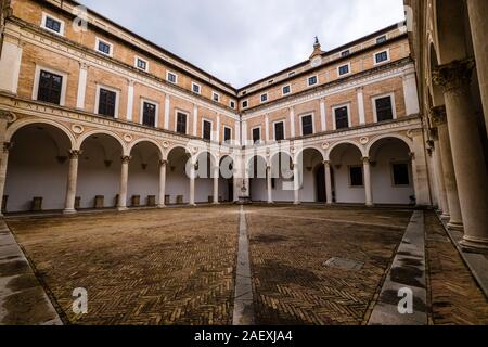 Blick auf den Innenhof mit Arkaden des Palazzo Ducale Stockfoto