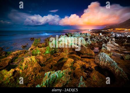 Nacht Blick auf das Naturschutzgebiet Monte Cofano. Stadt Licht in den dunklen Himmel. San Vito kap. Sizilien, Italien, Europa. Mittelmeer. Stockfoto